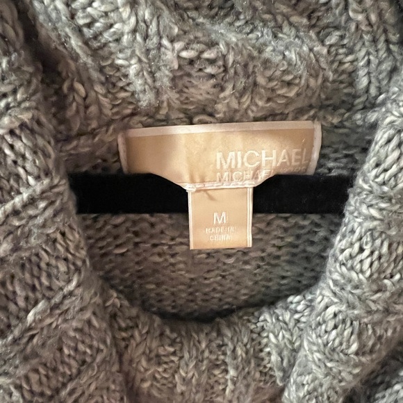 Gray poncho - Picture 2 of 3